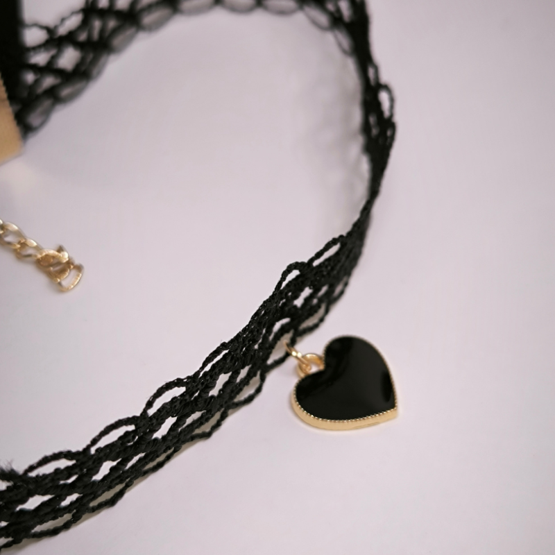 Čoker stila kaklarota ar sirsniņu