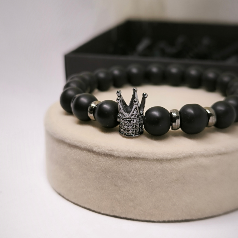 Stilīga rokassprādze ar metāliskiem akcentiem