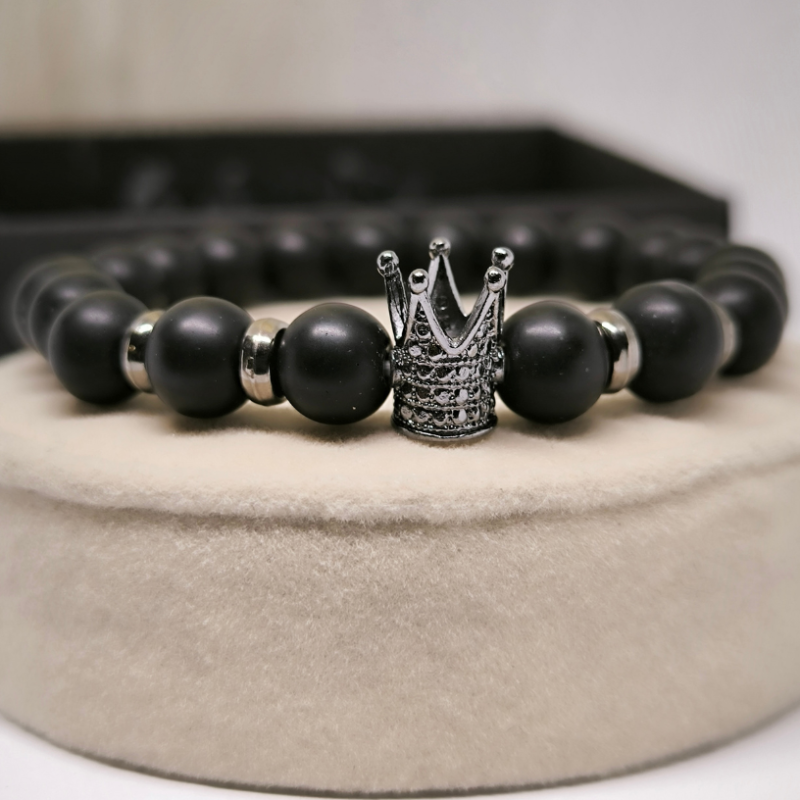 Stilīga rokassprādze ar metāliskiem akcentiem