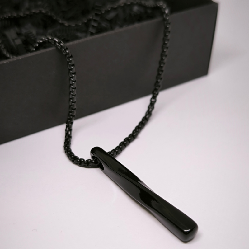 Minimālistiska kaklarota ar piekariņu