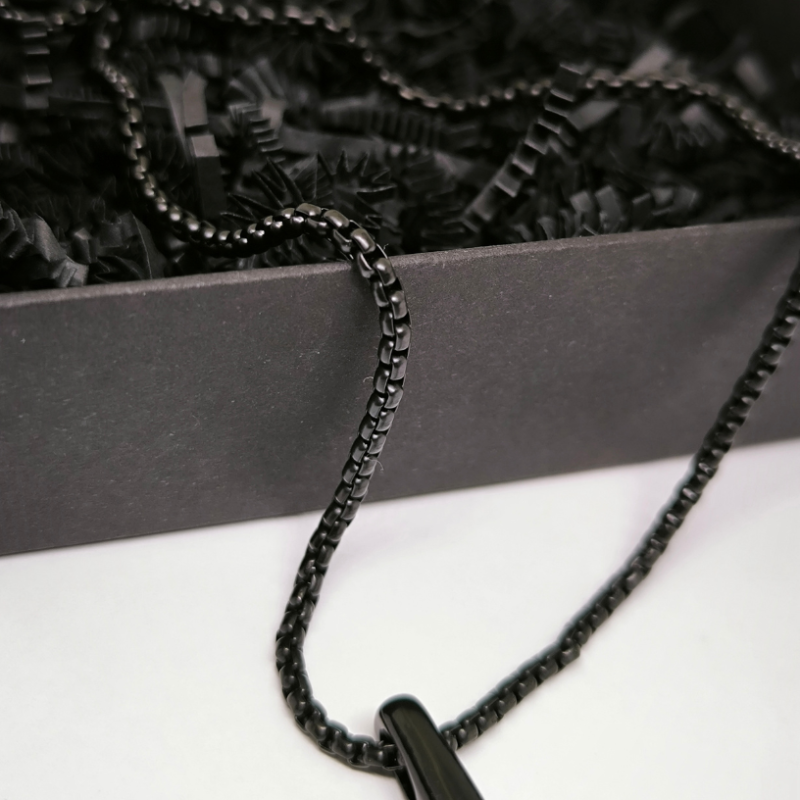 Minimālistiska kaklarota ar piekariņu