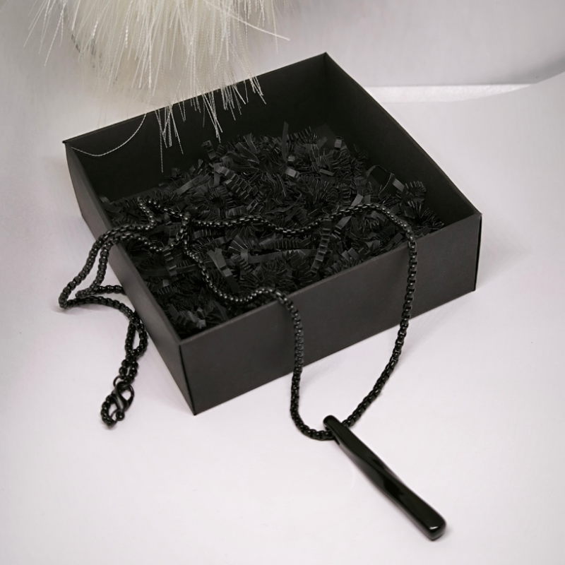 Minimālistiska kaklarota ar piekariņu