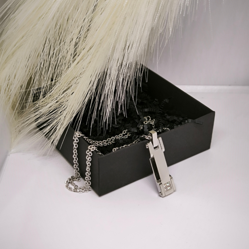 Taisnstūrveida vīriešu kaklarota