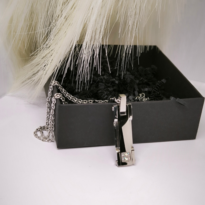 Taisnstūrveida vīriešu kaklarota