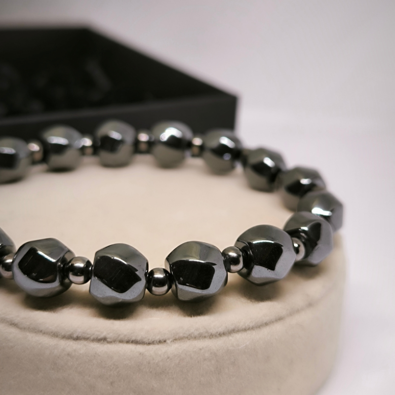 Mūsdienīga dizaina enerģētiskā hematīta rokassprādze