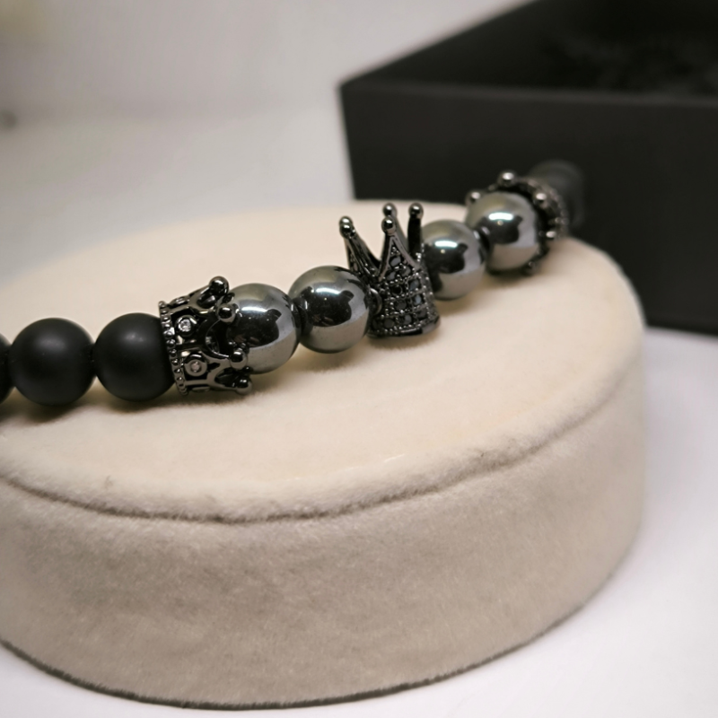 Stilīga pērlīšu rokassprādze ar metāliskiem akcentiem