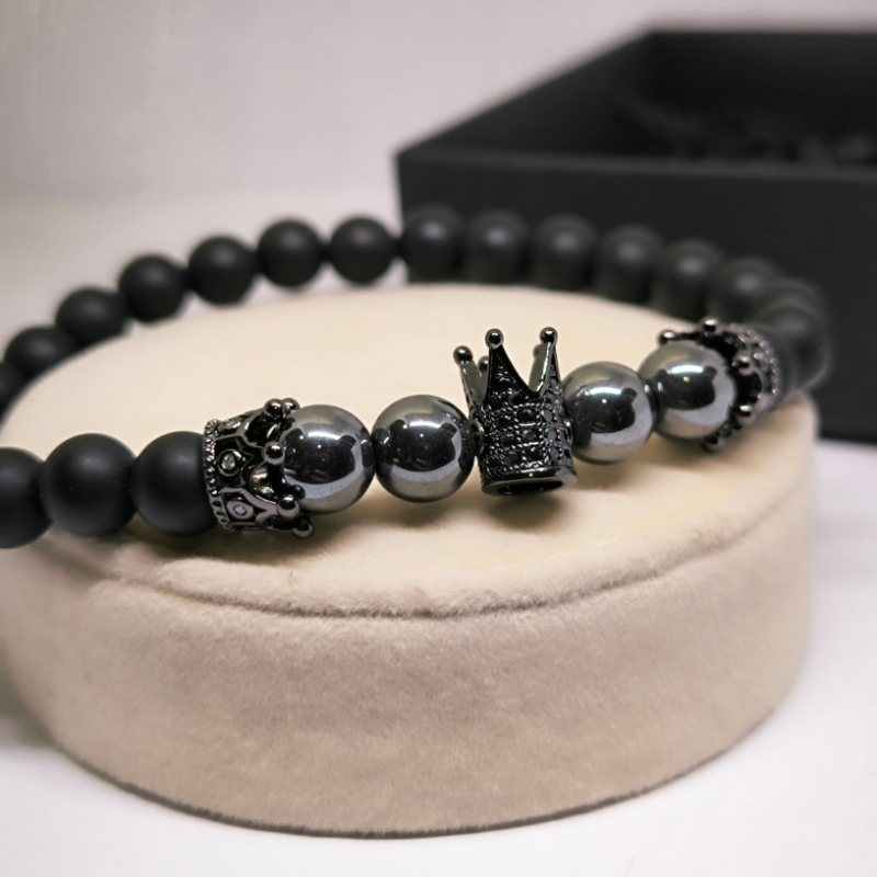 Stilīga pērlīšu rokassprādze ar metāliskiem akcentiem