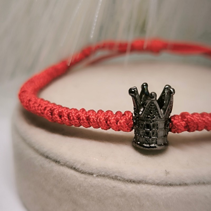 Auduma sarkanā diega rokassprādze ar kronīša elementu