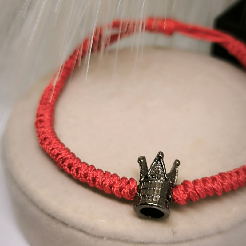 Auduma sarkanā diega rokassprādze ar kronīša elementu