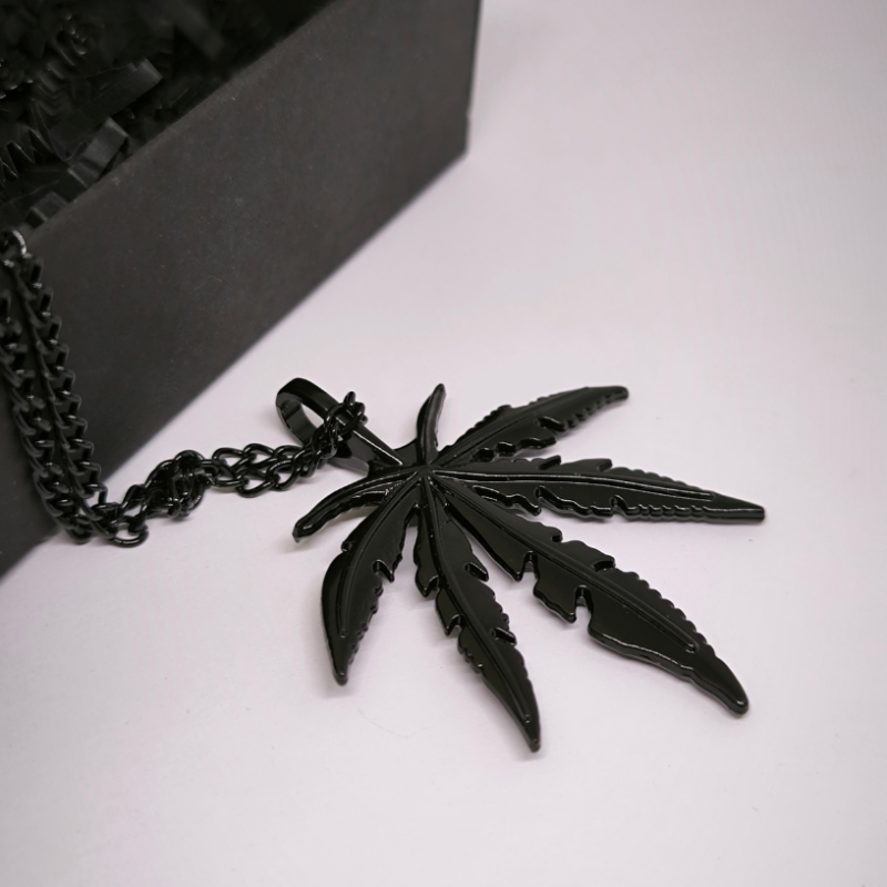 Stilīgs kaklarota ar kaņepju lapas formas piekariņu