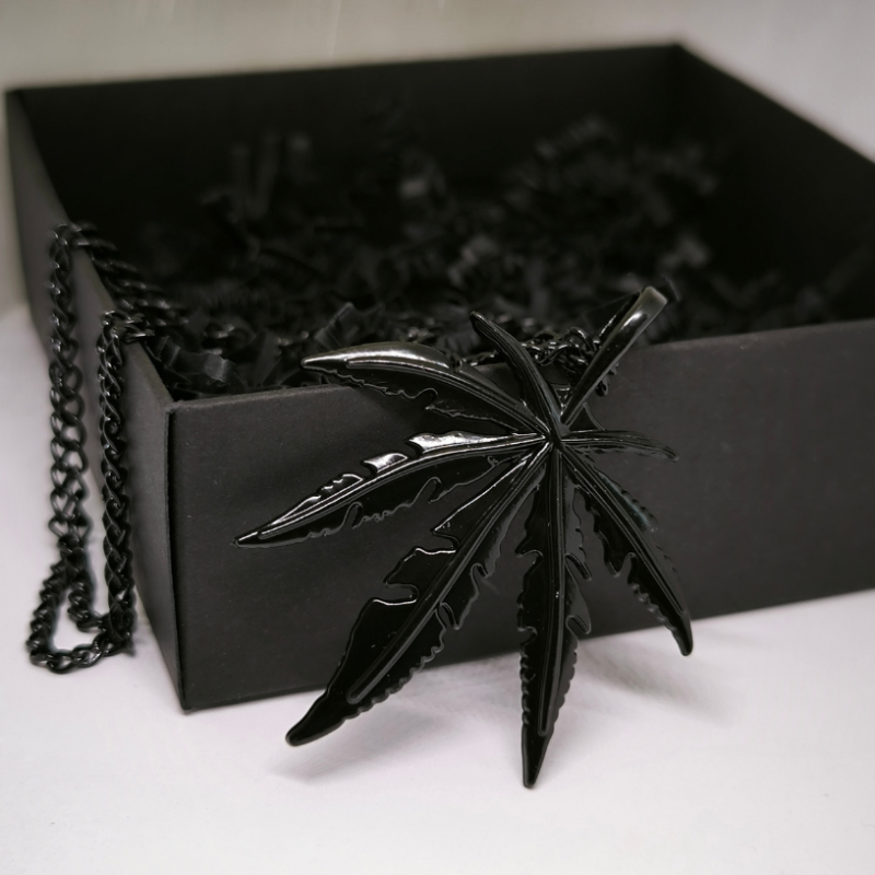 Stilīgs kaklarota ar kaņepju lapas formas piekariņu