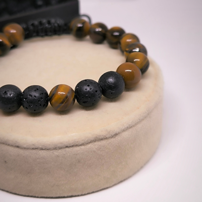 Moderna rokassprādze no lavas akmens un tīģera acs pērlītēm