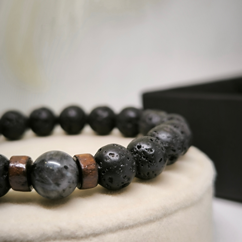 Stilīga lavas krellīšu rokassprādze ar koka akcentiem