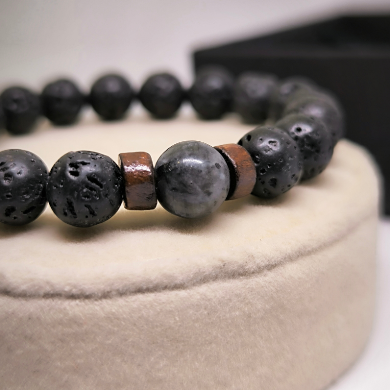 Stilīga lavas krellīšu rokassprādze ar koka akcentiem