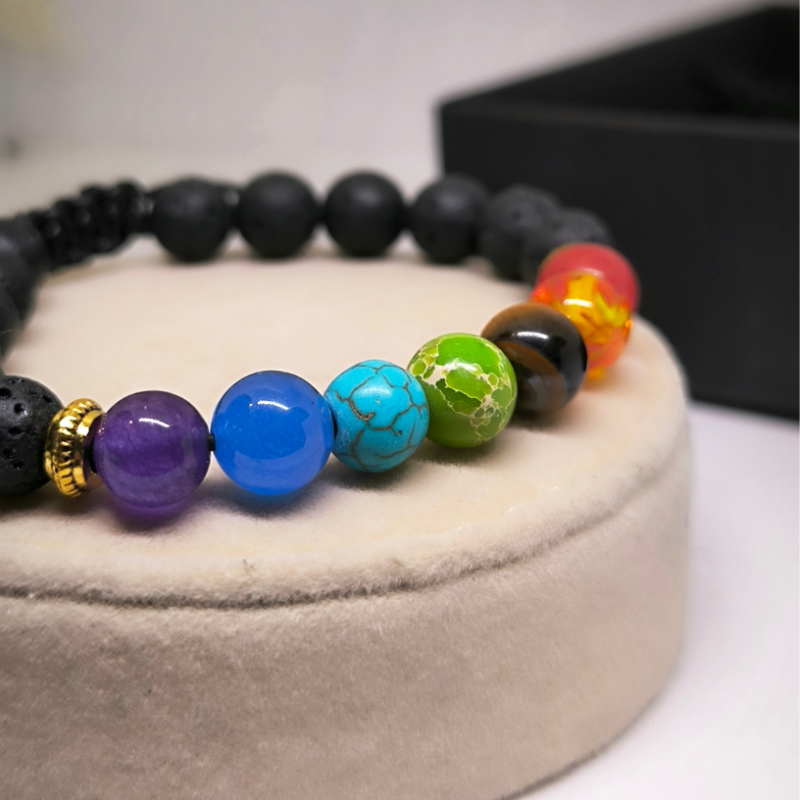 Krāsaina "Čakru" rokassprādze ar lavas pērlītēm