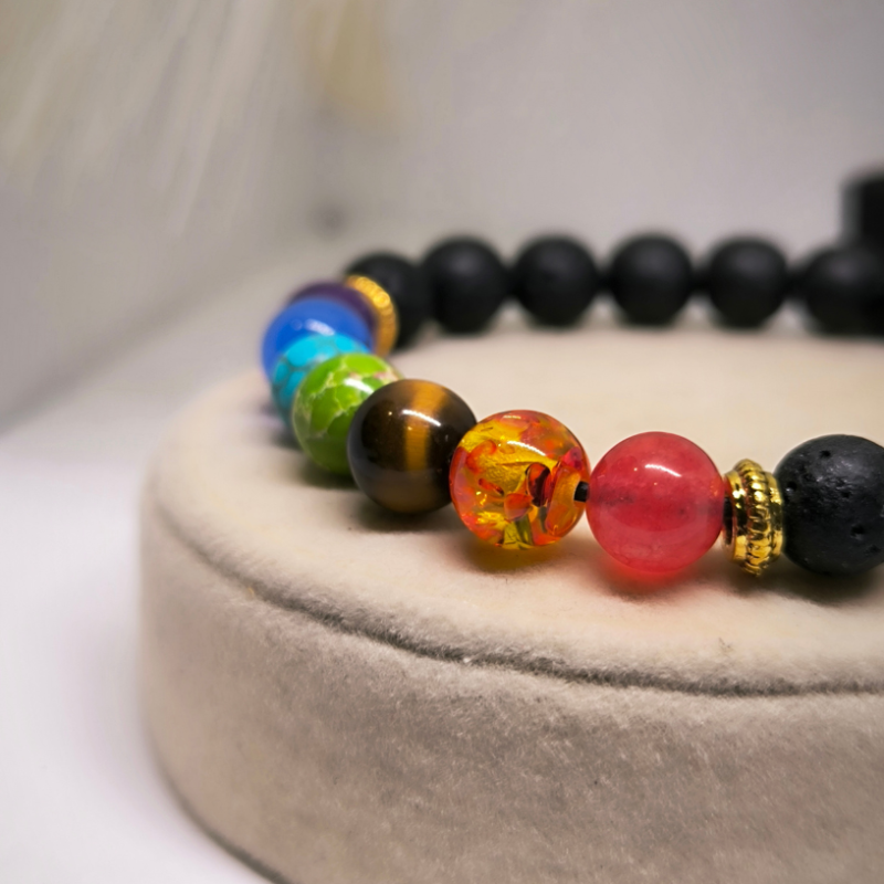 Krāsaina "Čakru" rokassprādze ar lavas pērlītēm