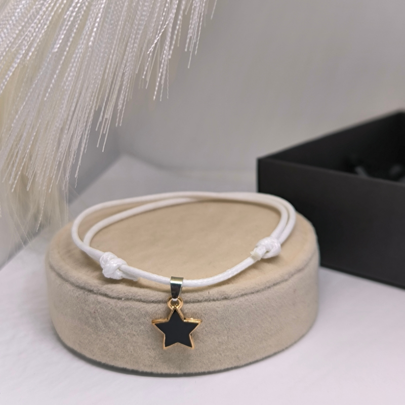 Jauniešu rokassprādzes ar piekariņiem