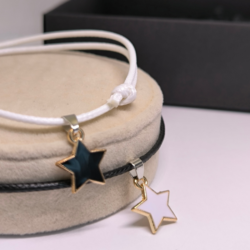 Jauniešu rokassprādzes ar piekariņiem