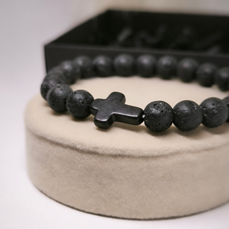 Lavas akmens krelles rokassprādze ar krustiņu