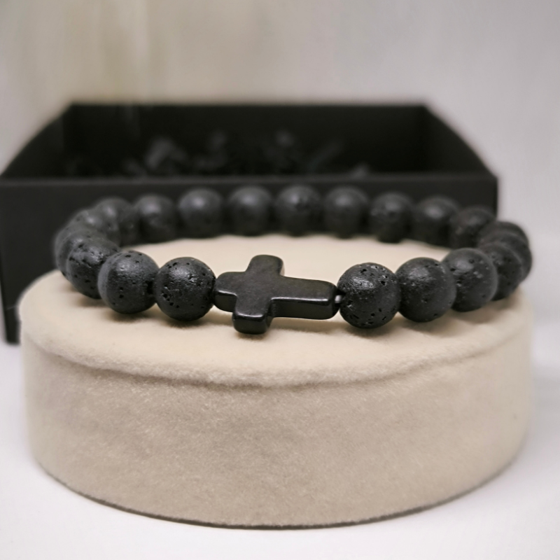 Lavas akmens krelles rokassprādze ar krustiņu