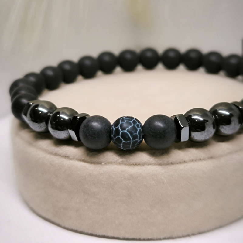 Magnētiskā rokassprādze uz kājas no melnā Brazīlijas akmens pērlītēm