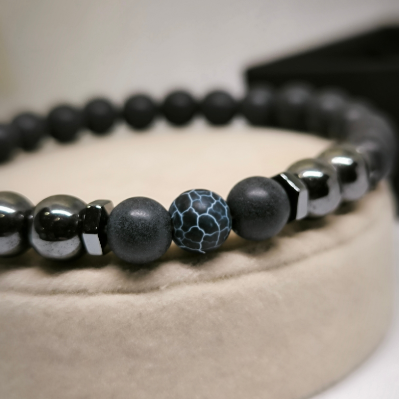 Magnētiskā rokassprādze uz kājas no melnā Brazīlijas akmens pērlītēm