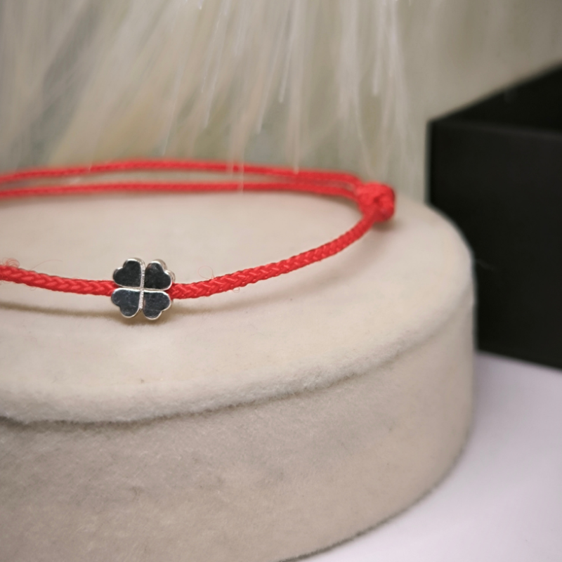 Sarkanā diega veiksmes rokassprādze ar četrlapu āboliņu