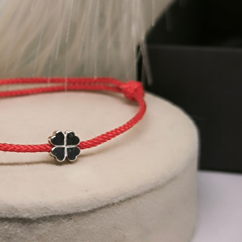 Sarkanā diega veiksmes rokassprādze ar četrlapu āboliņu