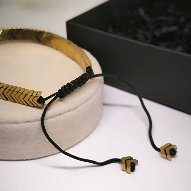 Regulējama vīriešu rokassprādze ar kroņa formas akcentu