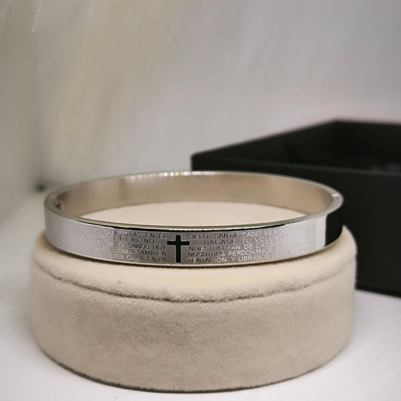 Modernu rokassprādžu komplekts ar krusta formas piekariņu