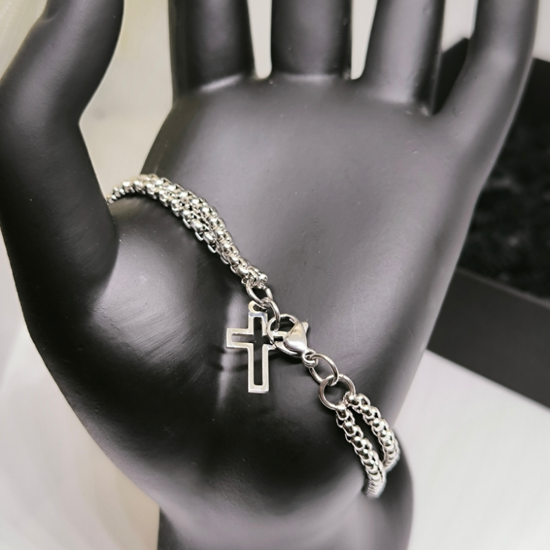 Modernu rokassprādžu komplekts ar krusta formas piekariņu