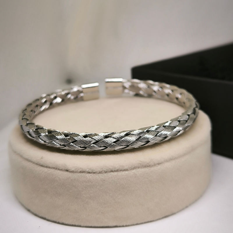 Modernu rokassprādžu komplekts ar krusta formas piekariņu