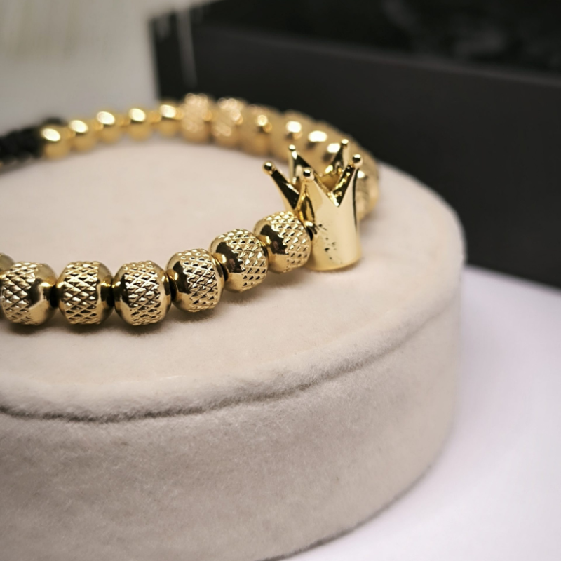 Vīriešu zelta krāsas rokassprādze ar kroni