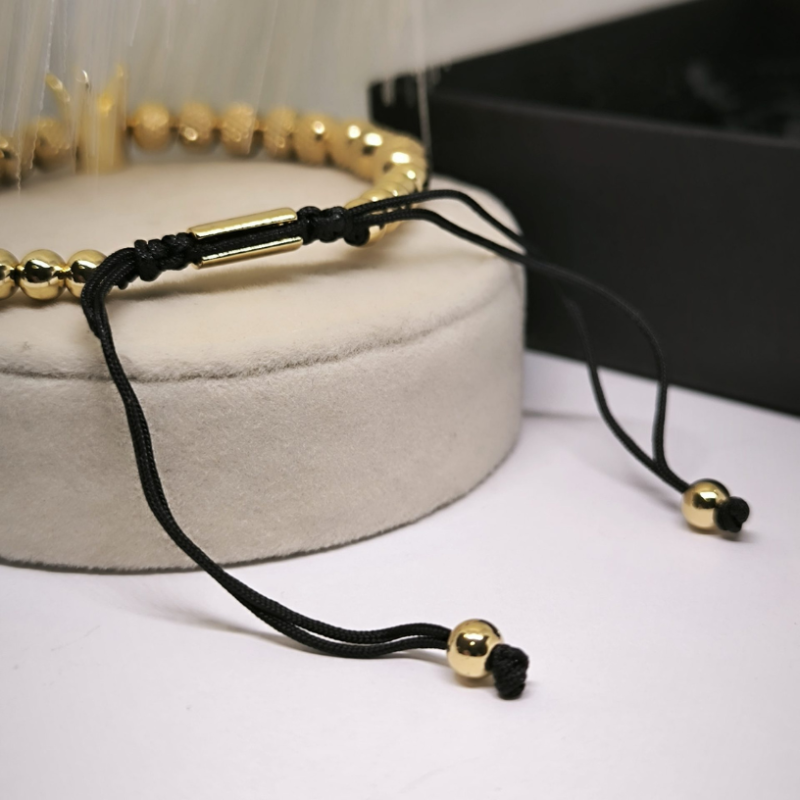 Vīriešu zelta krāsas rokassprādze ar kroni