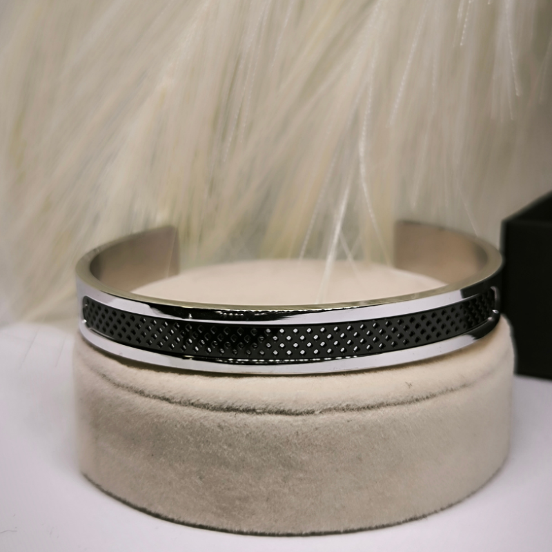 Vīriešu burvīgo rokassprādžu komplekts