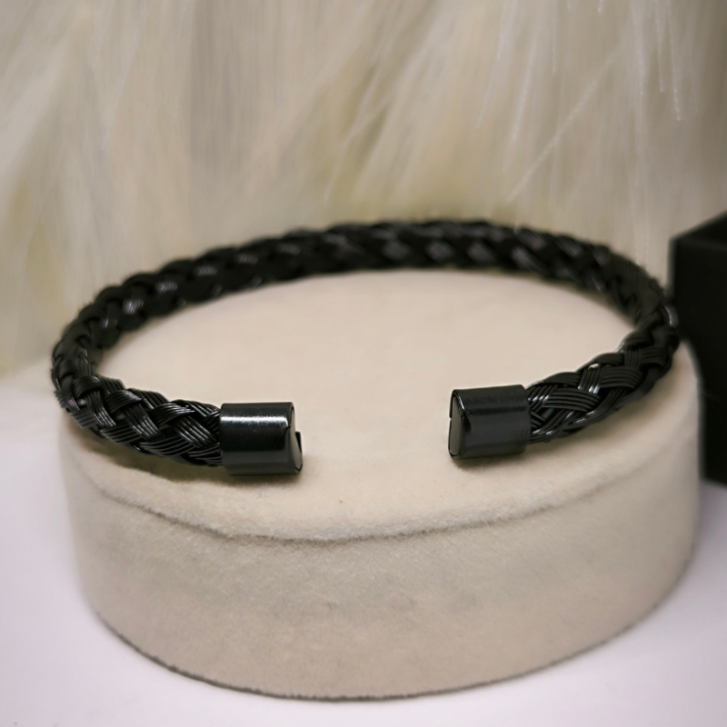 Minimālistiska melna vīriešu rokassprādze pinuma formā