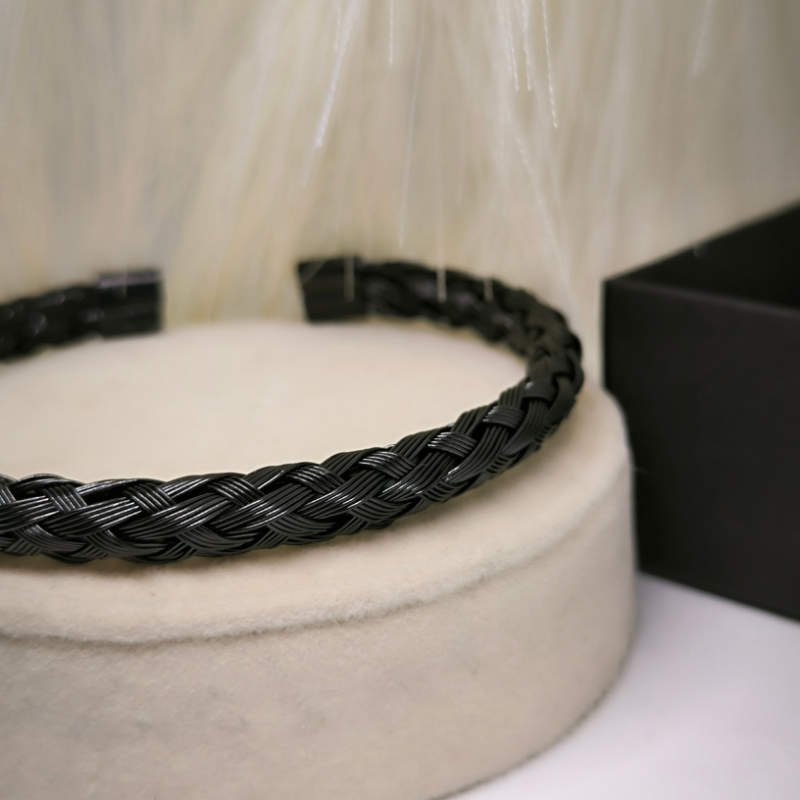 Minimālistiska melna vīriešu rokassprādze pinuma formā