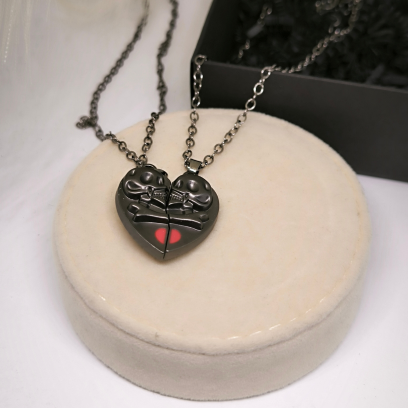 Kaklarotas kuloni ar galvaskausiem pārim