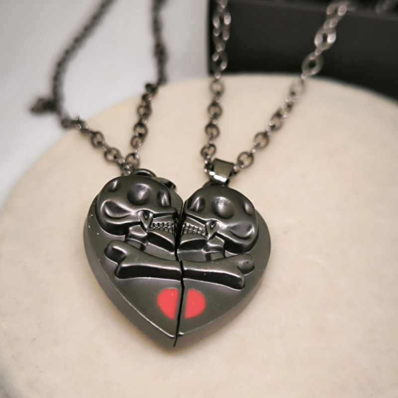 Kaklarotas kuloni ar galvaskausiem pārim