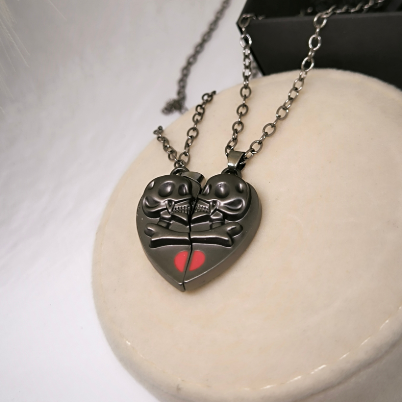 Kaklarotas kuloni ar galvaskausiem pārim