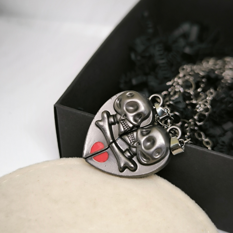 Kaklarotas kuloni ar galvaskausiem pārim