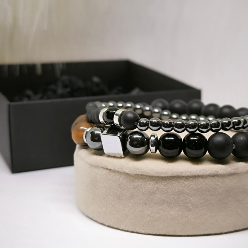 Unikāla modeļa rokassprādžu komplekts