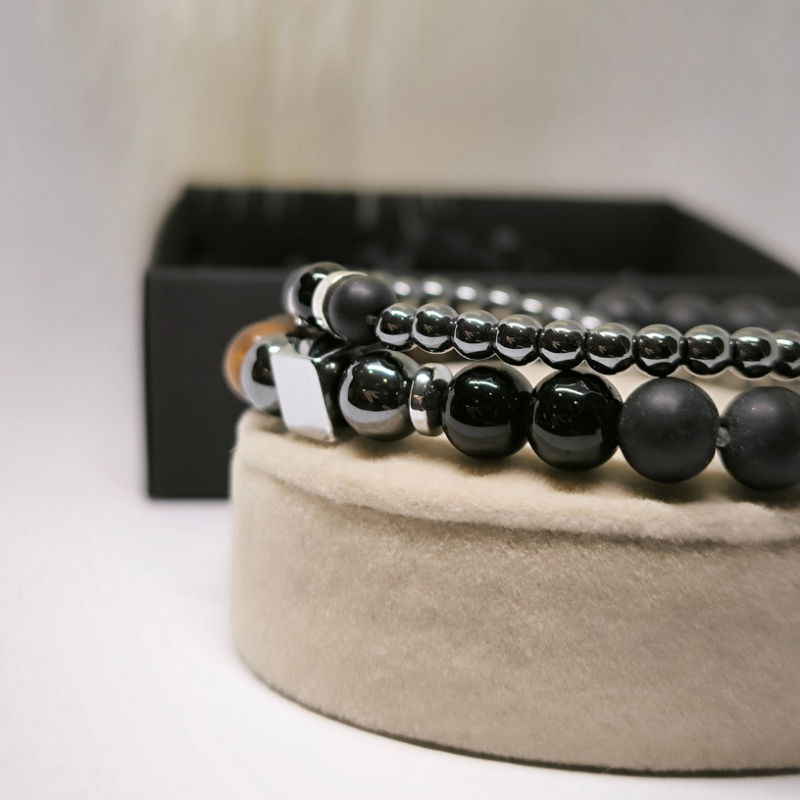 Unikāla modeļa rokassprādžu komplekts