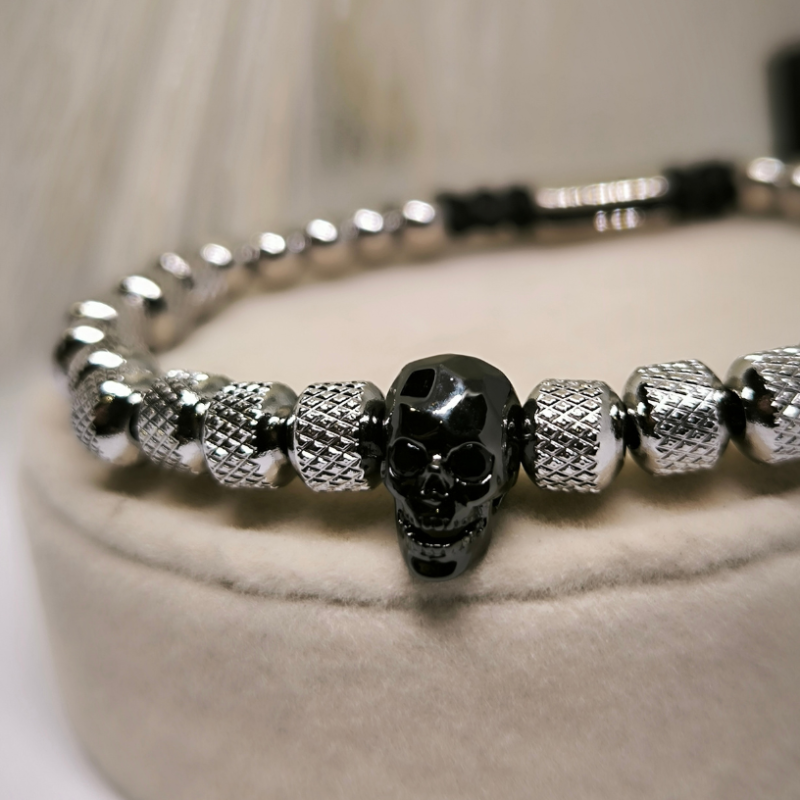 Burvīga rokassprādze ar galvaskausu