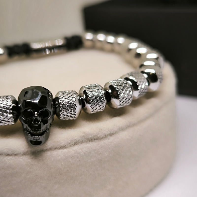 Burvīga rokassprādze ar galvaskausu