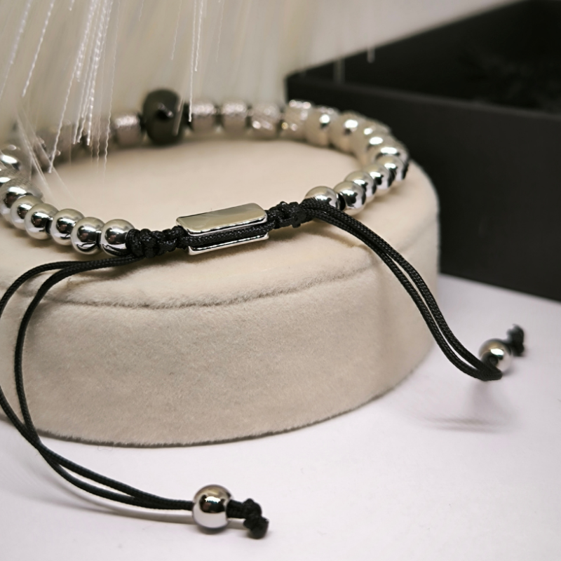 Burvīga rokassprādze ar galvaskausu