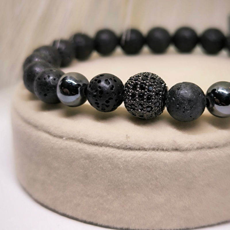 Melna rokassprādze ar galvaskausa rotājumu