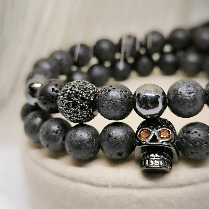 Melna rokassprādze ar galvaskausa rotājumu