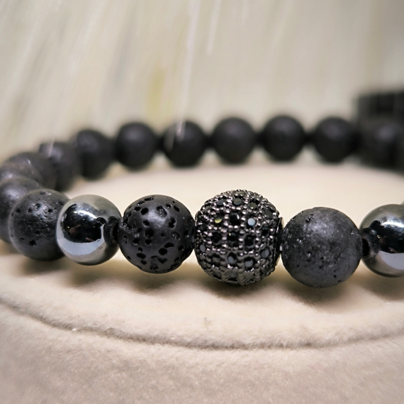 Melna rokassprādze ar galvaskausa rotājumu