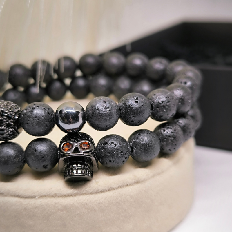 Melna rokassprādze ar galvaskausa rotājumu